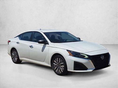 Glacier White 2025 Nissan Altima SV FWD