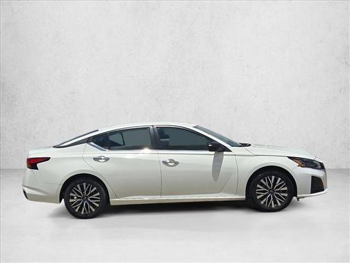 Glacier White 2025 Nissan Altima SV FWD
