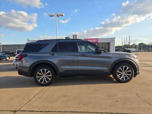 Carbonized Gray Metallic 2025 Ford Explorer ST-Line
