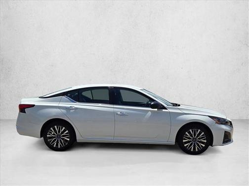 Glacier White 2025 Nissan Altima SV FWD