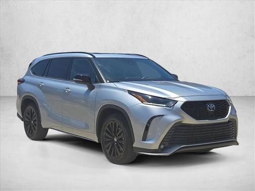 Celestial Silver Metallic 2025 Toyota Highlander XSE