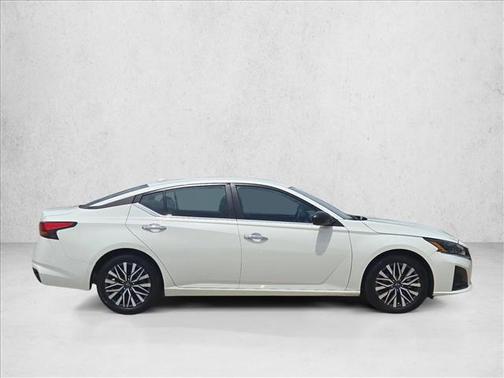 Glacier White 2025 Nissan Altima SV FWD