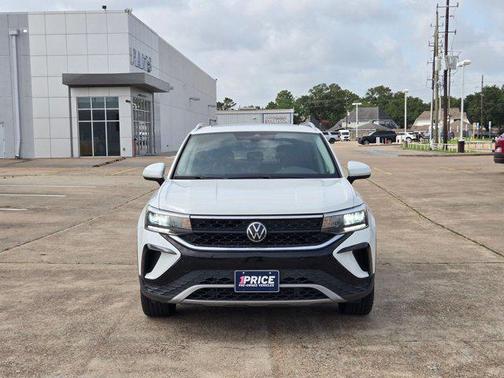Pure White 2024 Volkswagen Taos 1.5T SE