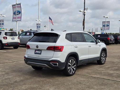 Pure White 2024 Volkswagen Taos 1.5T SE