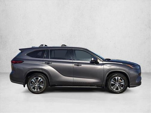 Magnetic Gray Metallic 2021 Toyota Highlander XLE