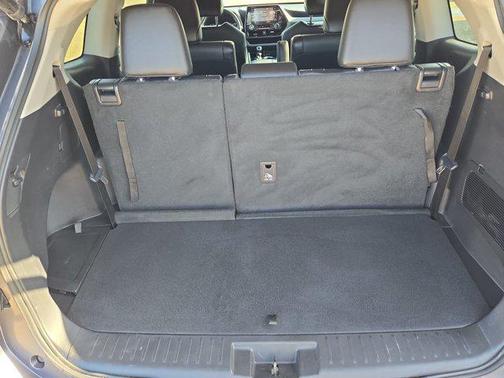 Magnetic Gray Metallic 2021 Toyota Highlander XLE