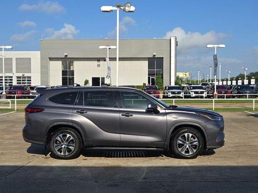 Magnetic Gray Metallic 2021 Toyota Highlander XLE