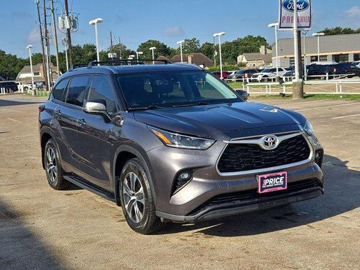 Magnetic Gray Metallic 2021 Toyota Highlander XLE