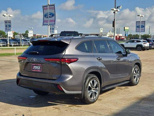 Magnetic Gray Metallic 2021 Toyota Highlander XLE