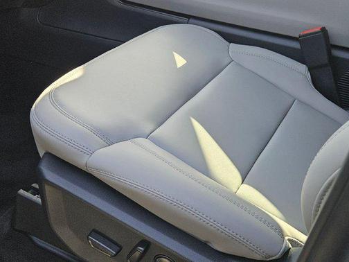 Star White Metallic Tri-Coat 2027 Ford Expedition Active