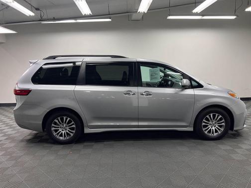 2020 Toyota Sienna XLE