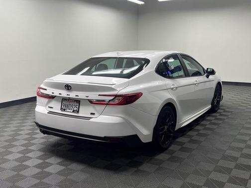 Ice Cap 2025 Toyota Camry SE