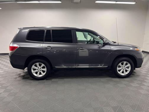 Magnetic Gray Metallic 2012 Toyota Highlander SE