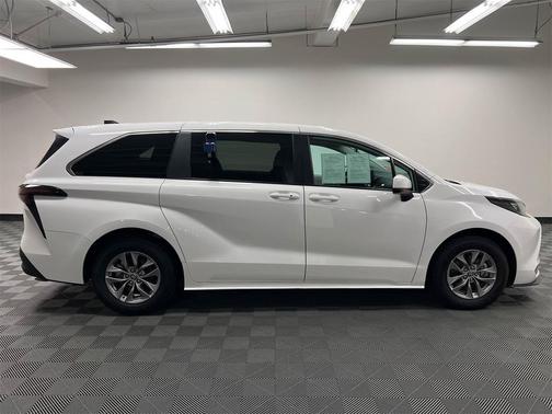 2024 Toyota Sienna LE