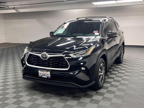 Midnight Black Metallic 2023 Toyota Highlander XLE