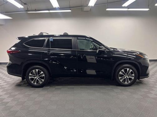 Midnight Black Metallic 2023 Toyota Highlander XLE