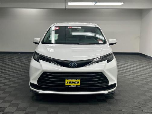 2024 Toyota Sienna LE
