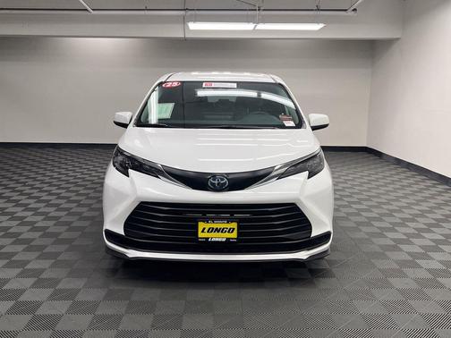 Ice Cap 2025 Toyota Sienna LE
