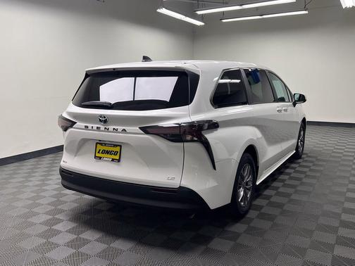 Ice Cap 2025 Toyota Sienna LE