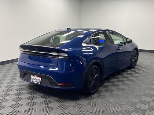 2025 Toyota Prius Plug-In Hybrid SE