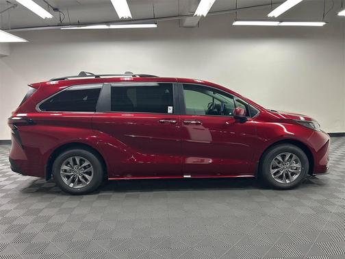 2025 Toyota Sienna XLE