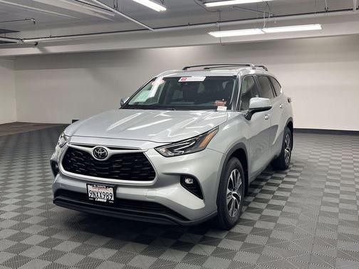 Celestial Silver Metallic 2024 Toyota Highlander XLE