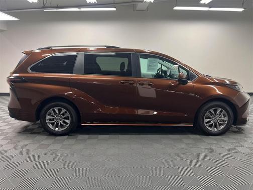 2024 Toyota Sienna LE