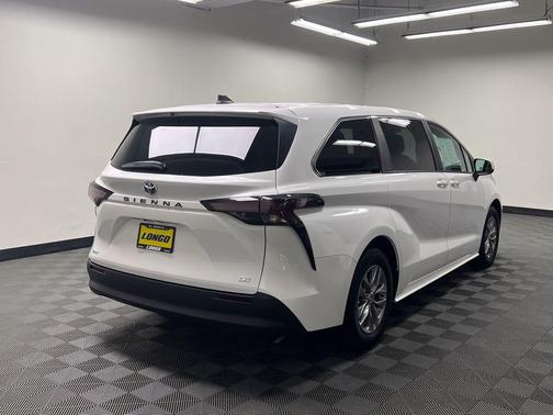Ice Cap 2025 Toyota Sienna LE