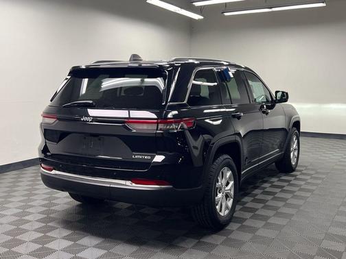 Diamond Black Crystal Pearlcoat 2023 Jeep Grand Cherokee Limited