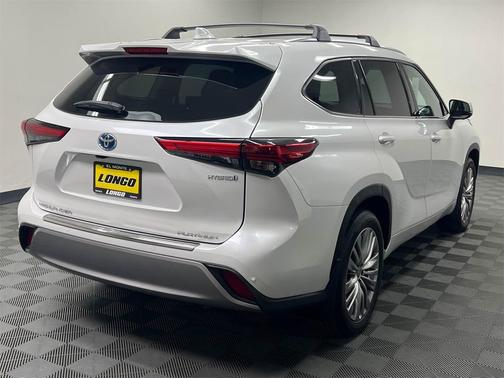 2023 Toyota Highlander Hybrid Platinum