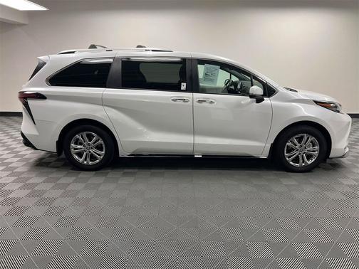 2024 Toyota Sienna Platinum