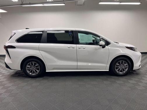 Ice Cap 2025 Toyota Sienna LE