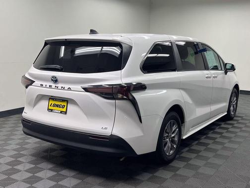 Ice Cap 2025 Toyota Sienna LE