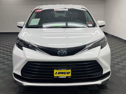 Ice Cap 2025 Toyota Sienna LE