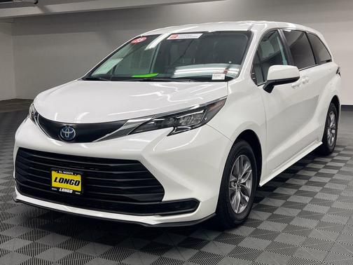 Ice Cap 2025 Toyota Sienna LE