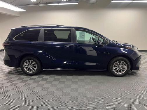 2024 Toyota Sienna LE