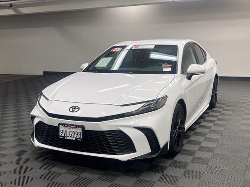 Ice Cap 2025 Toyota Camry SE