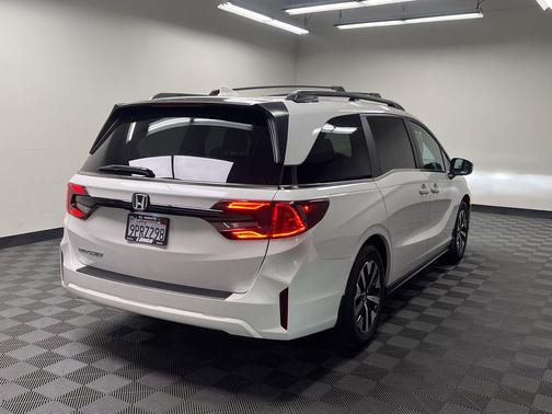 Platinum White 2025 Honda Odyssey EX-L