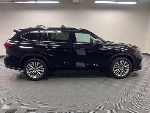 Midnight Black Metallic 2023 Toyota Highlander Platinum