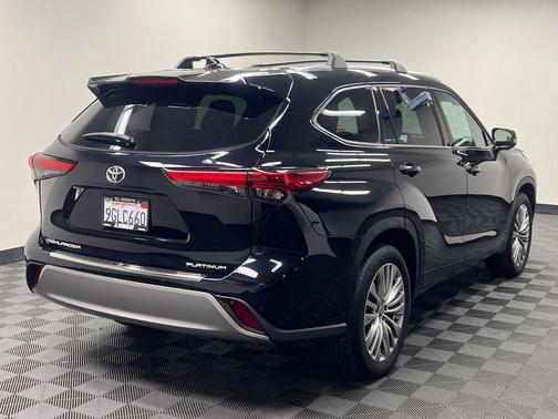 Midnight Black Metallic 2023 Toyota Highlander Platinum