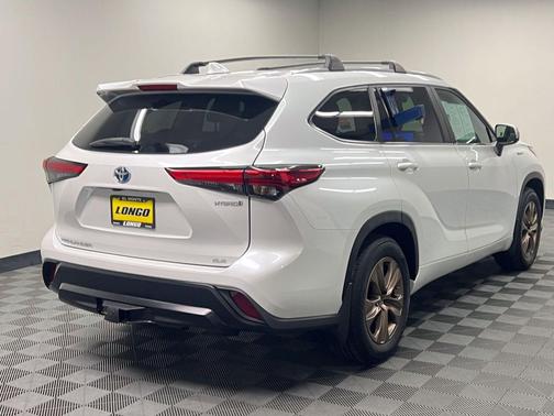 Wind Chill Pearl 2023 Toyota Highlander Hybrid XLE