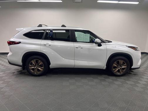 Wind Chill Pearl 2023 Toyota Highlander Hybrid XLE