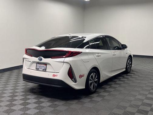 Blizzard Pearl 2017 Toyota Prius Prime Advanced