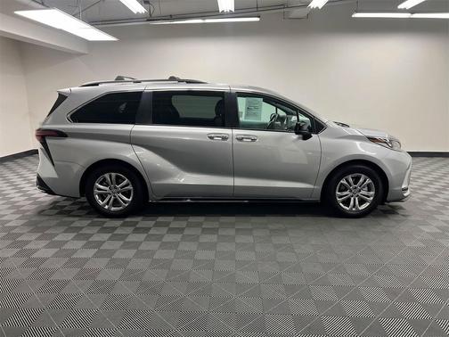 2022 Toyota Sienna XSE 7 Passenger