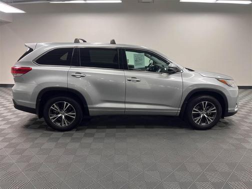 Celestial Silver Metallic 2018 Toyota Highlander LE