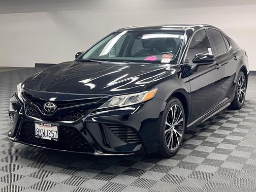 Midnight Black Metallic 2019 Toyota Camry SE
