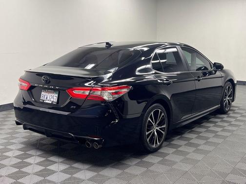 Midnight Black Metallic 2019 Toyota Camry SE