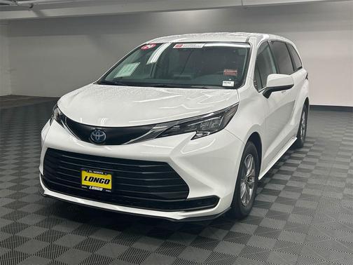 2024 Toyota Sienna LE