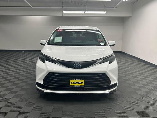 2024 Toyota Sienna LE