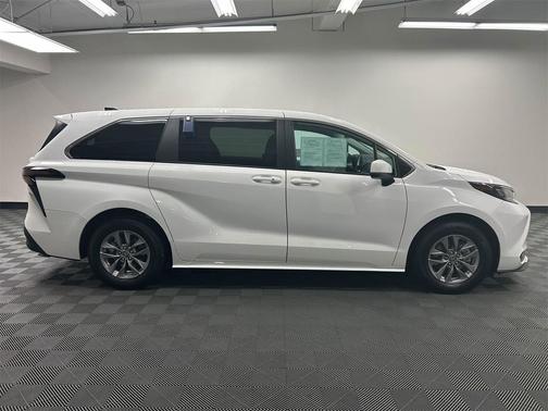 2024 Toyota Sienna LE